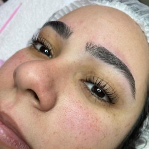Perfilado de cejas y lifting de pestañas